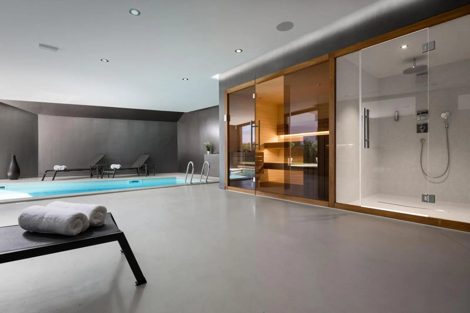 Villa Lucy Banjole For 12 People Near Medulin With Heated Indoor Pool & Spa Just 400 Meters From The Beach